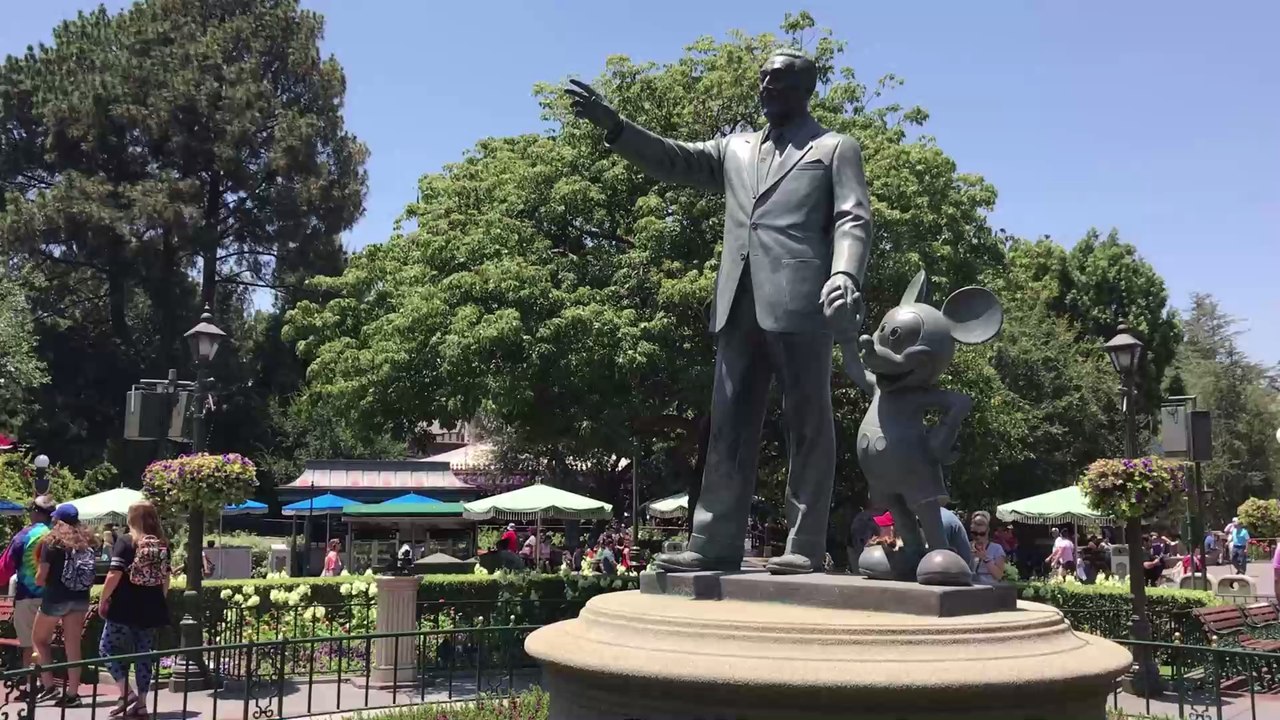 Disneyland : un visiteur du parc d'Anaheim en Californie parvient à retirer Excalibur de son rocher