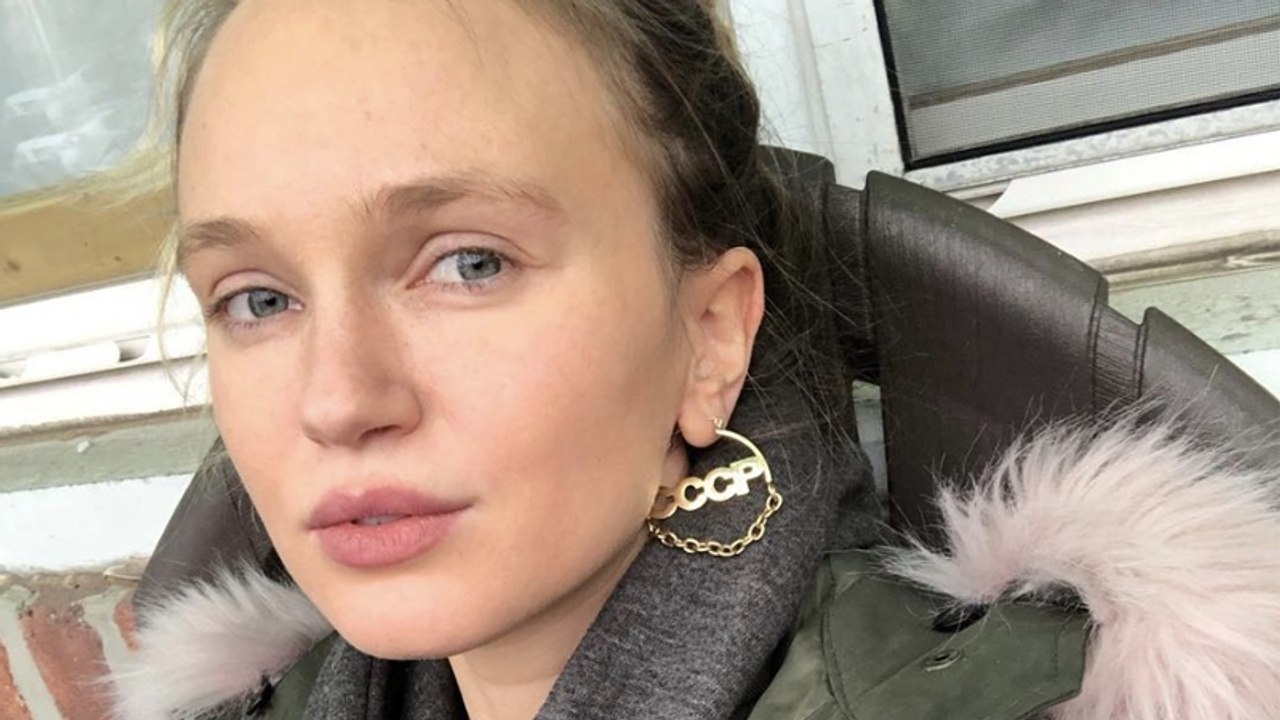 Junge Frau läuft durch Nebel, dann krümmt sie sich vor Schmerzen