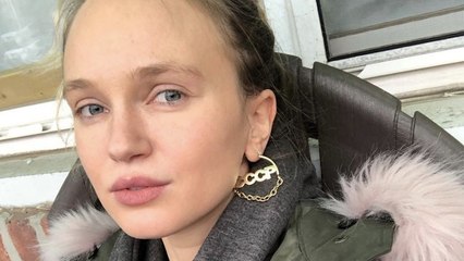 Junge Frau läuft durch Nebel, dann krümmt sie sich vor Schmerzen