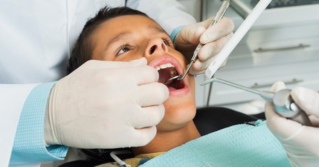 Seltsamer Rekord: Einem 7-Jährigen werden 526 Zähne gezogen