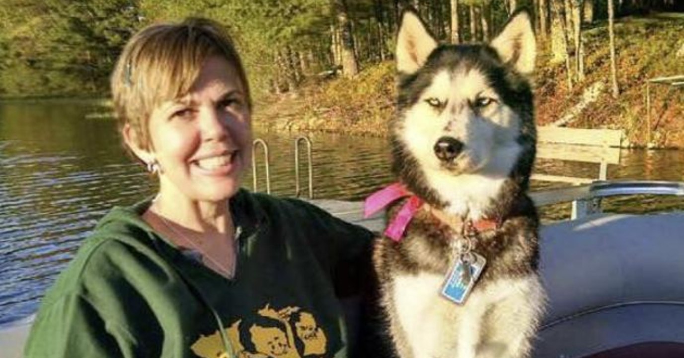 Hund schnüffelt an ihrem Bauch: Ohne ihn wäre sie heute nicht mehr am Leben