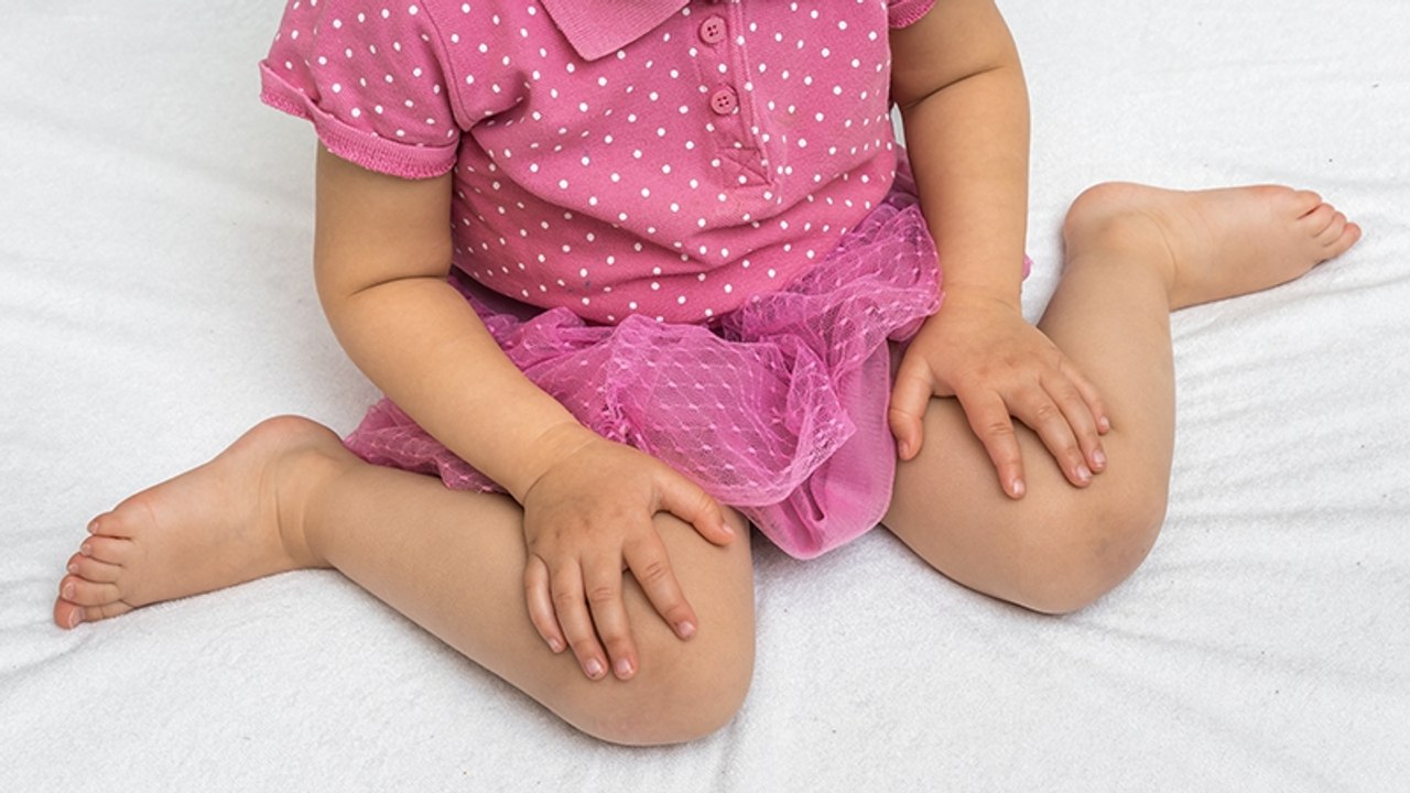 Die 'W-Position': So schädlich ist es, wenn dein Kind so sitzt