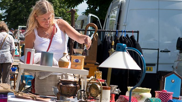 Frau macht Fund auf Flohmarkt: Erst Zuhause erkennt sie die Gefahr für ihre Gesundheit