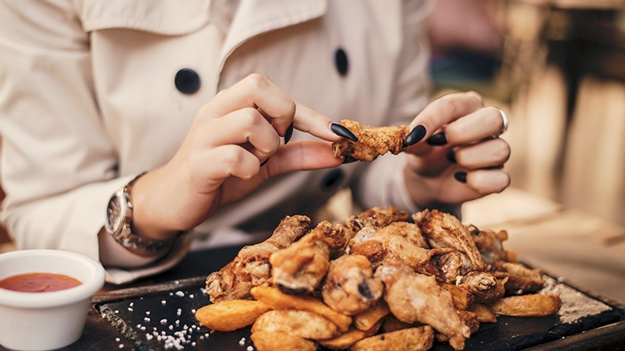 Chicken Wings: Eine unerwartete Beilage verdirbt Frau den Appetit