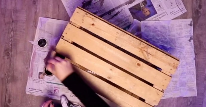 Sie lackiert alte Holzkisten: Das Ergebnis ist ein echter Hingucker
