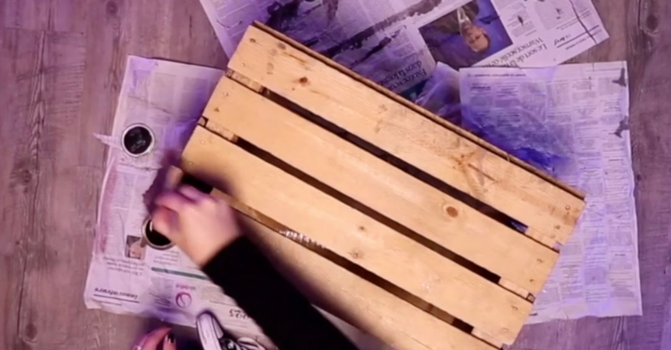 Sie lackiert alte Holzkisten: Das Ergebnis ist ein echter Hingucker