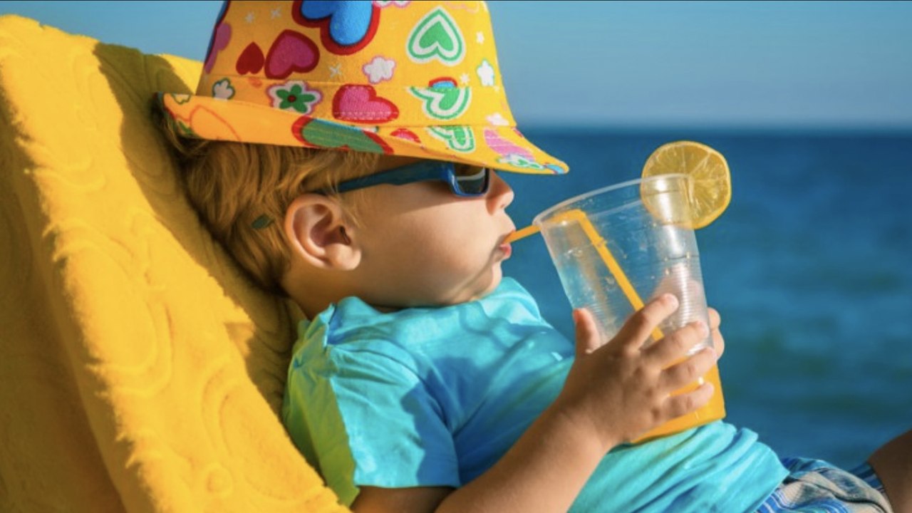 Diesen Fehler machen fast alle Eltern, aber sie bringen damit im Sommer ihre Kinder in Gefahr