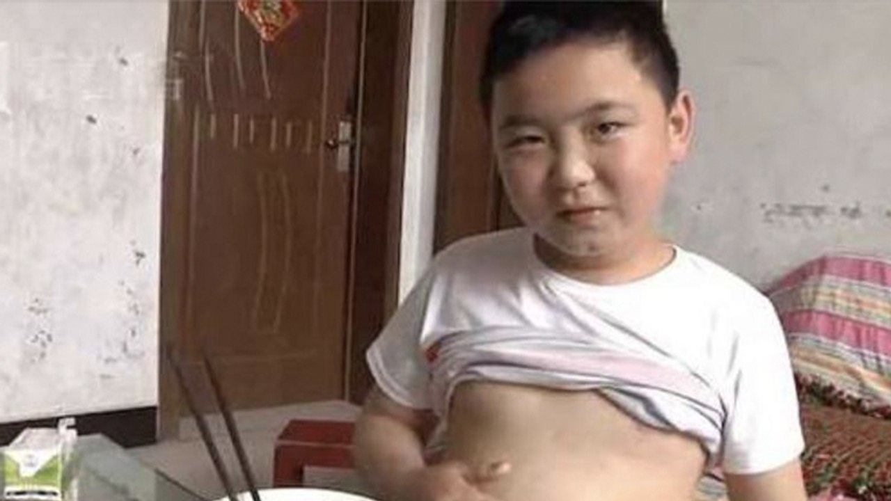 Kleiner Junge isst 5 Mahlzeiten am Tag, um seinen Vater zu retten