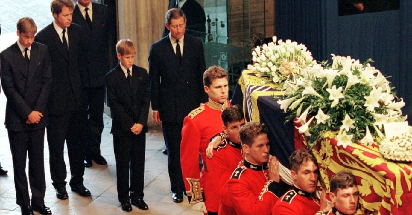 Journalist enthüllt: So reagiert Prinz Charles damals auf den Tod von Lady Di