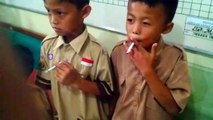 Lehrer erwischt Kids beim Rauchen: Seine Reaktion sorgt für Empörung