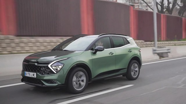 The new Kia Sportage GT Driving in the city