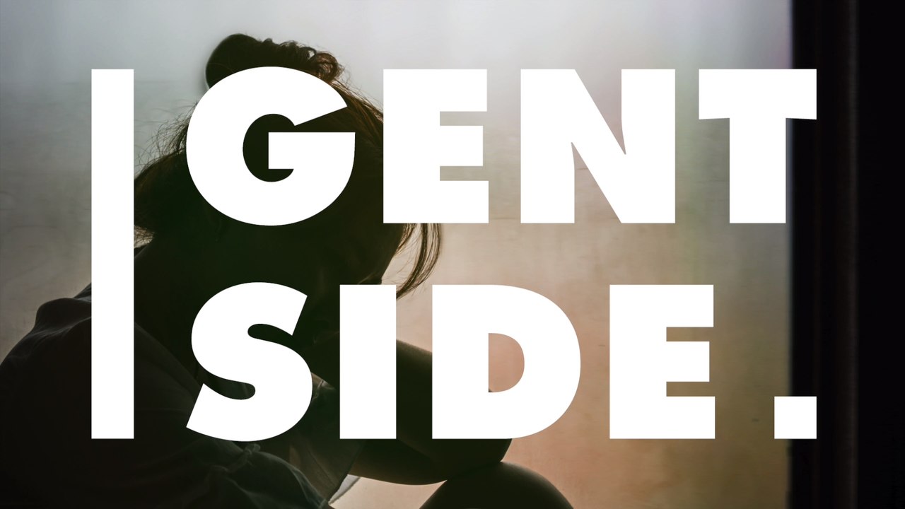 Frau amüsiert sich im Spaßbad: Kurz darauf müssen alle das Becken verlassen