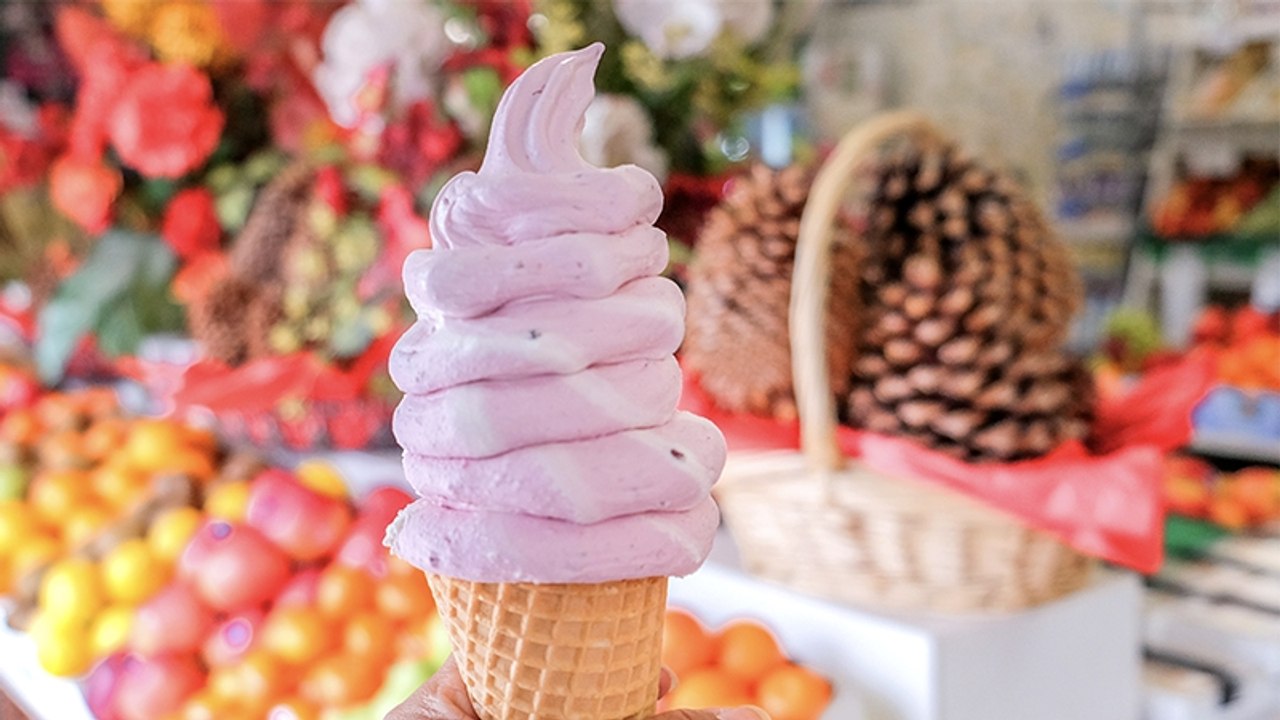 Diese Frau erlaubt sich eine ekelhafte Aktion mit dem Eis im Supermarkt (Video)