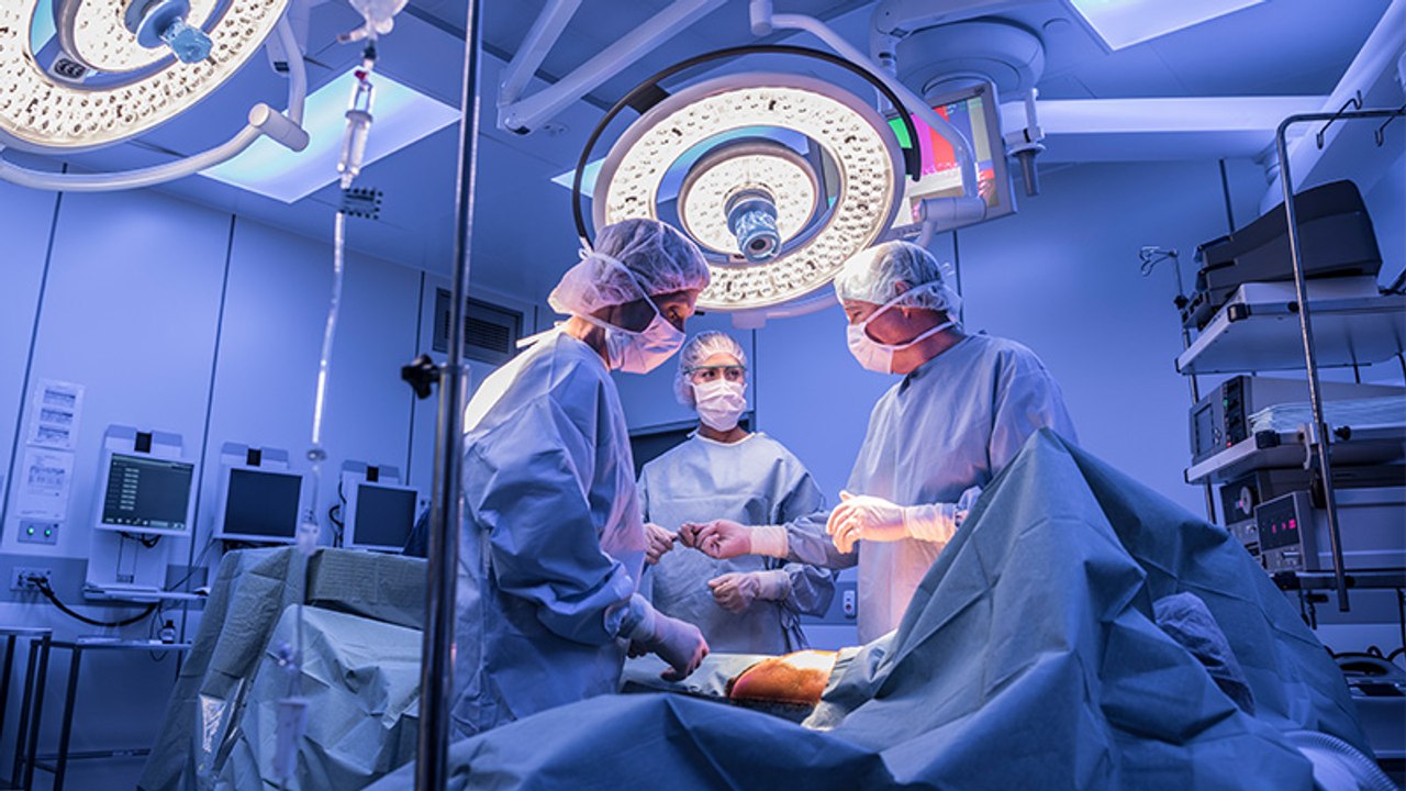 Operation: Ärzteteam kann nicht fassen, was es Patienten aus dem Magen holt