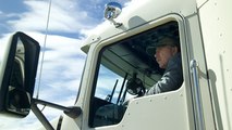 LKW-Fahrer blickt in den Rückspiegel auf Autobahn: Dann wendet er sofort