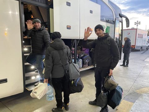 Son dakika! Ukrayna'daki savaştan kaçan bir grup Azerbaycanlı Türkiye'ye geldi