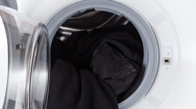 3 Tipps, damit deine Kleidung länger schwarz bleibt