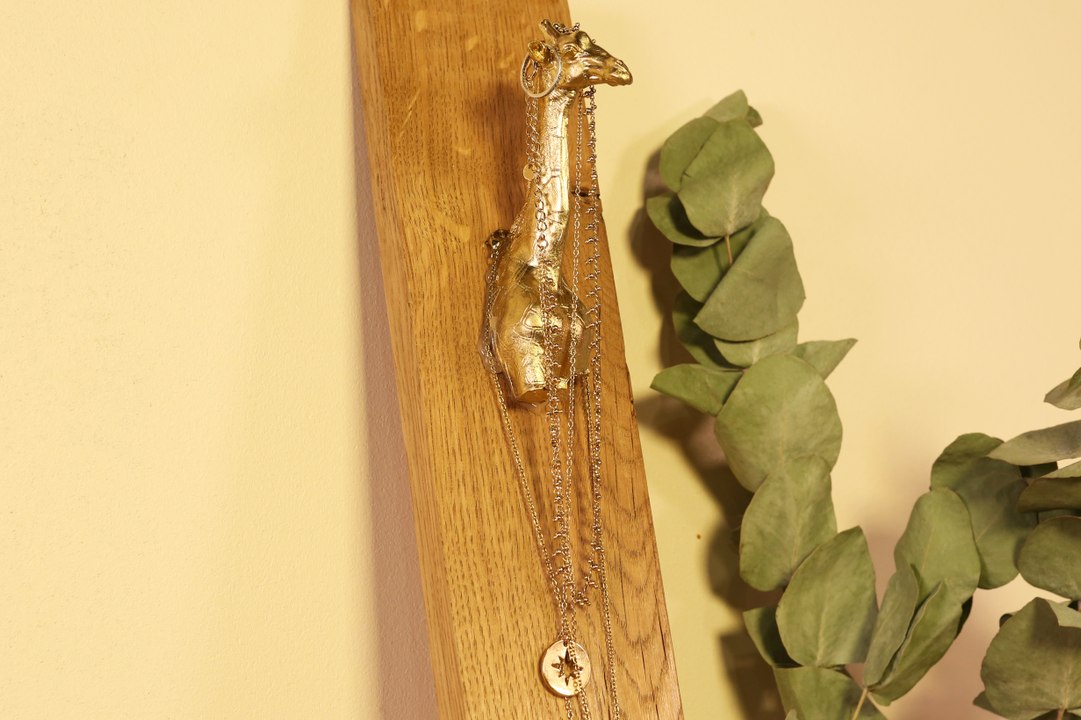DIY: So baust du einen sytlischen Schmuckhalter aus einem Brett