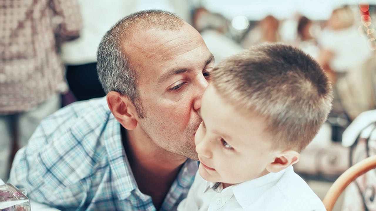 Verwandter küsst 3-Jährigen auf die Wange, dann bekommt das Kind Hautausschlag mit schlimmen Folgen