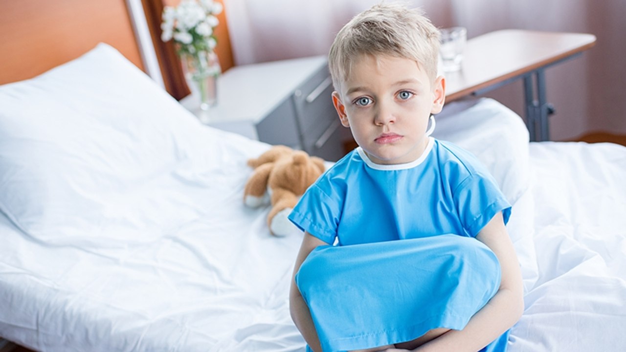 Ärzt:innen lassen Mutter nicht zu ihrem 3-jährigen Kind: Der Grund macht wütend