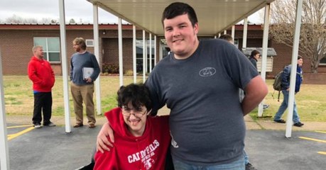 Wahre Freunde: Er spart jeden Cent, um seinem Kumpel eine Freude zu machen