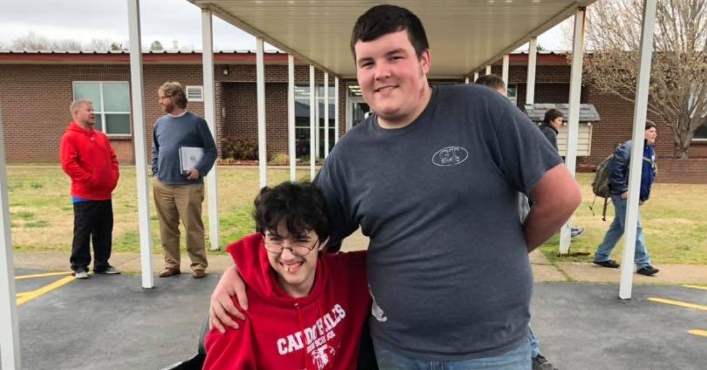 Wahre Freunde: Er spart jeden Cent, um seinem Kumpel eine Freude zu machen