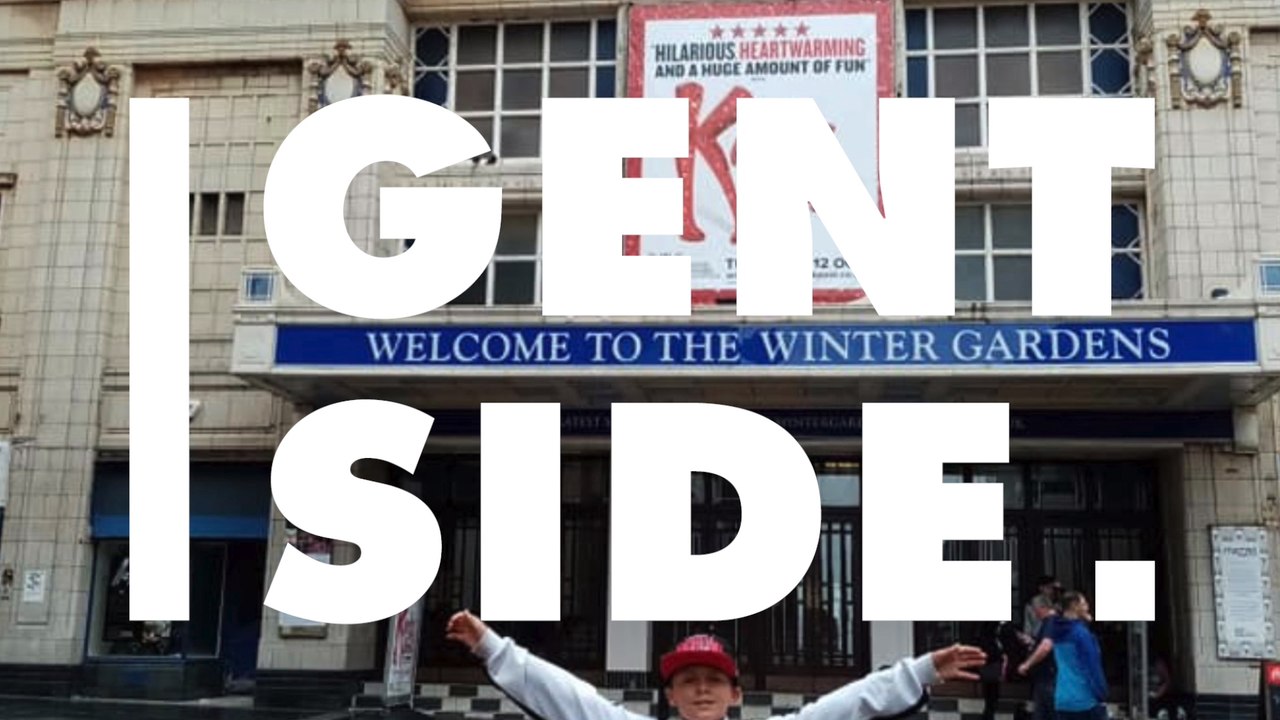 Junge spielt mit Freunden im Garten, dann kann er plötzlich nicht mehr gehen