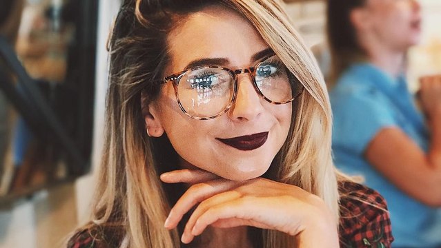 Wir alle tun es: Diese Angewohnheit kann Frauen ihre Karriere kosten