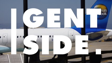 Frau feiert wilde Party im Flugzeug und reißt sich die Klamotten vom Leib