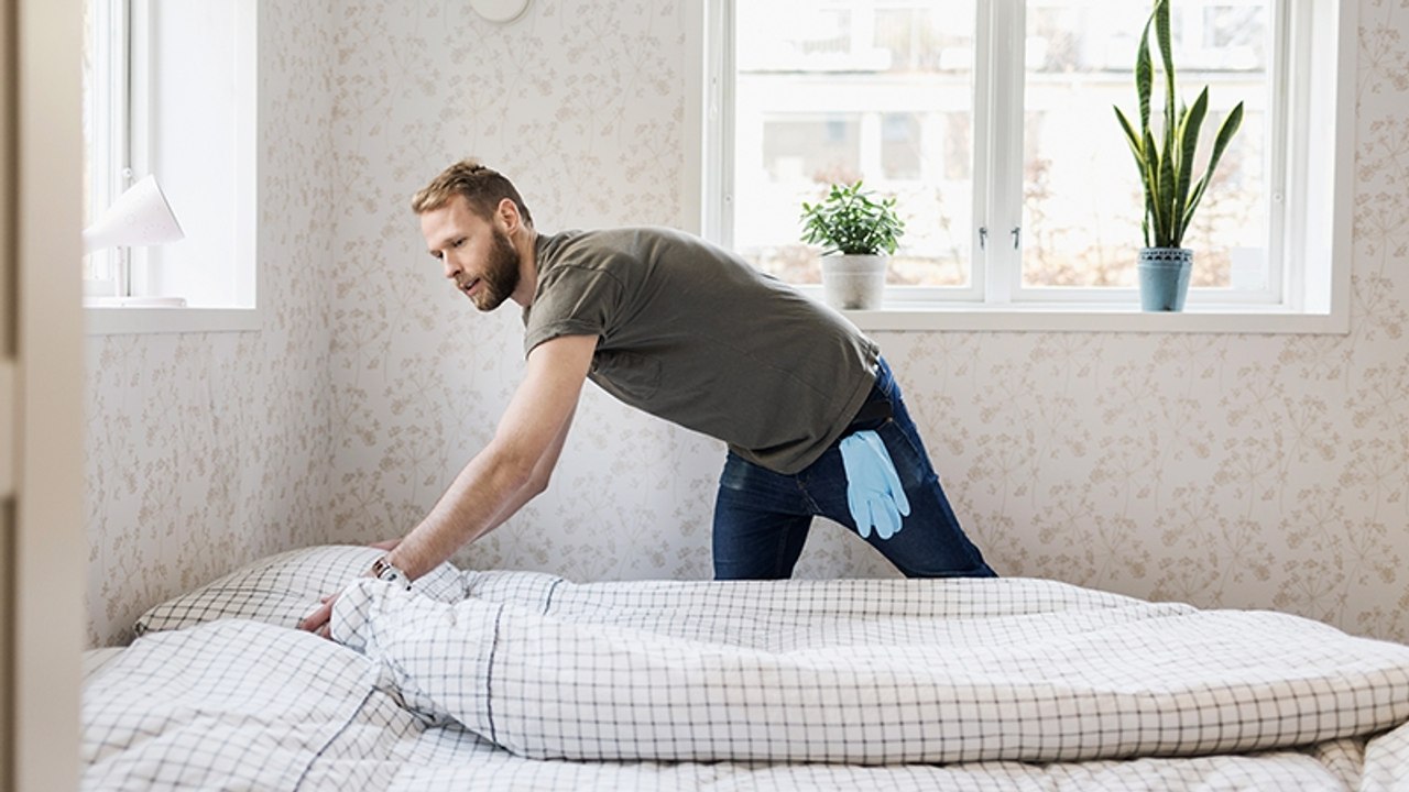 Freund entdeckt beim Putzen des Schlafzimmers verstörendes Bild an der Wand
