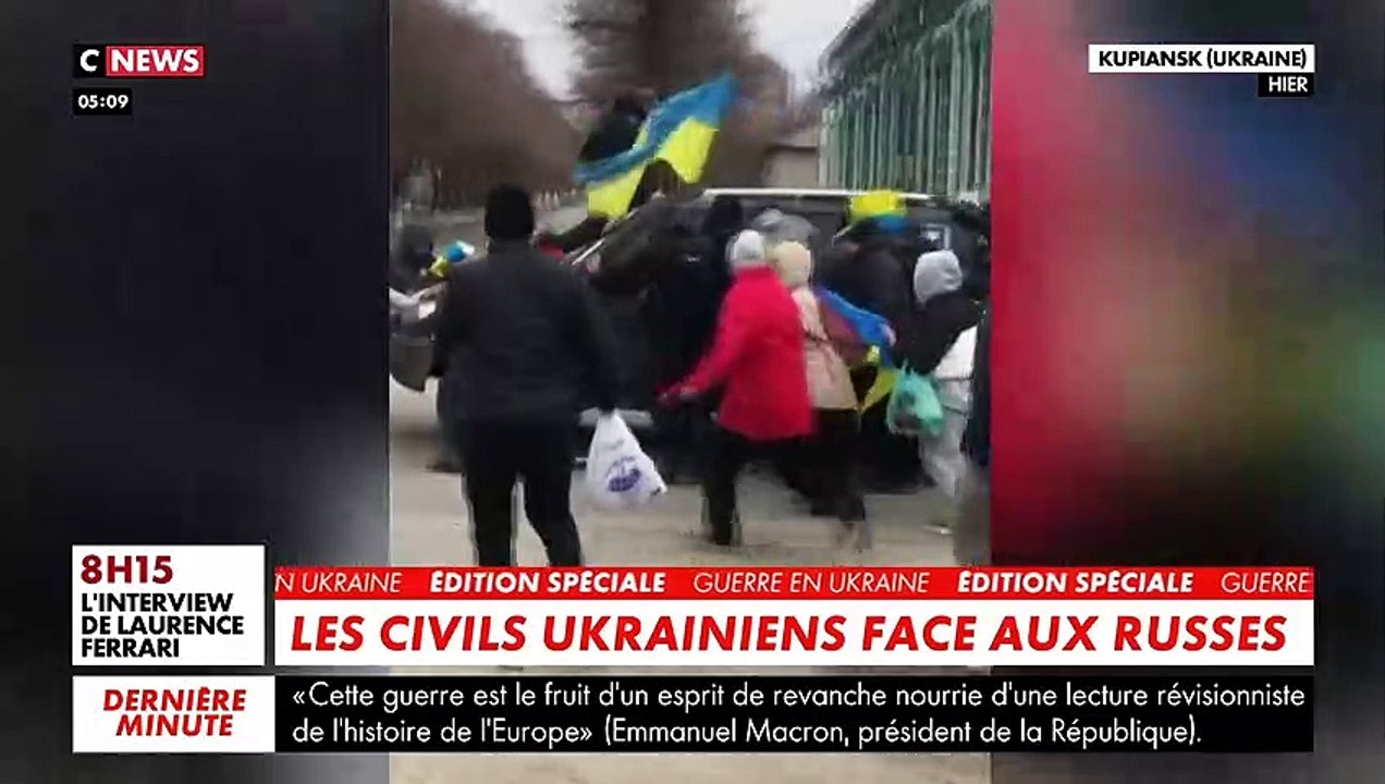 Guerre en Ukraine - Les images de ces civils ukrainiens qui tentent de lutter à mains nues contre l'invasion des soldats russes lourdement armés