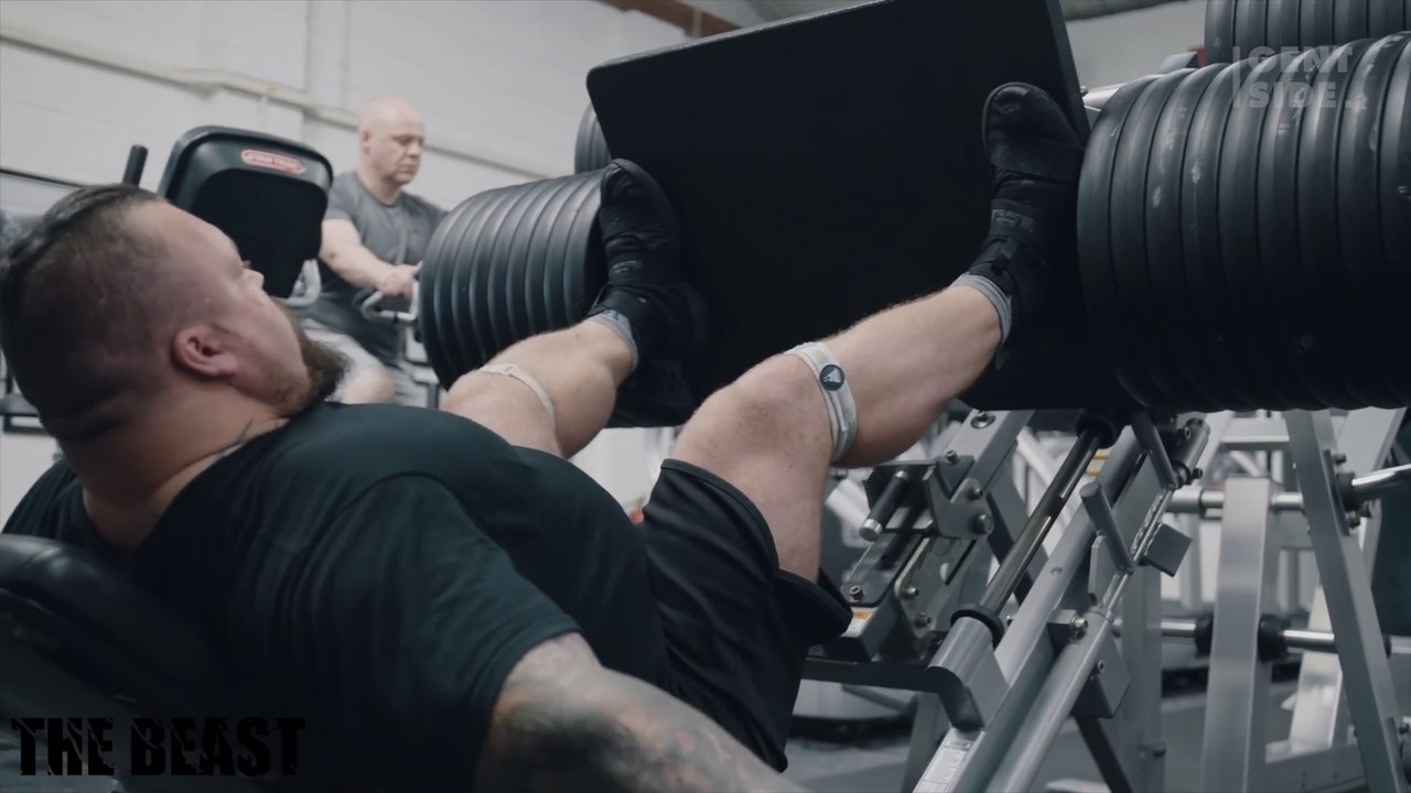 Eddie hall verliert jegliche kontrolle beim versuch, eine tonne zu stemmen