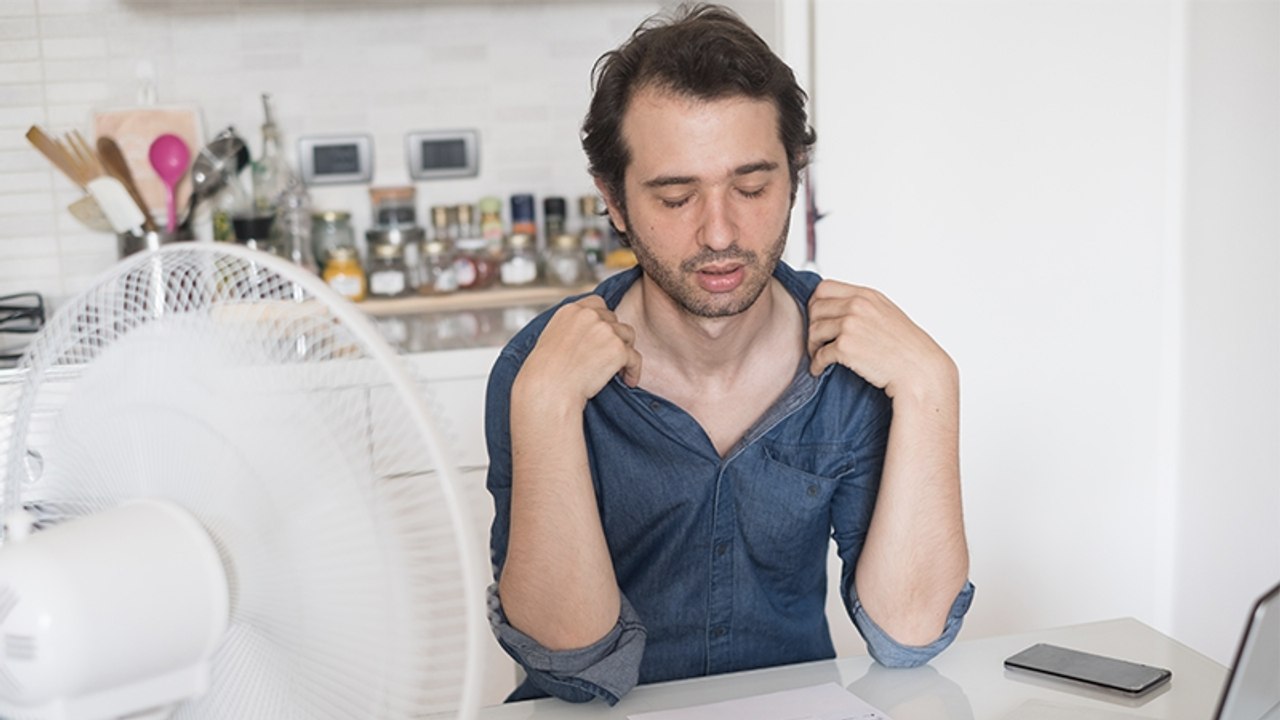 Hitzewelle: Mann geht mit Kleid seiner Mutter zur Arbeit