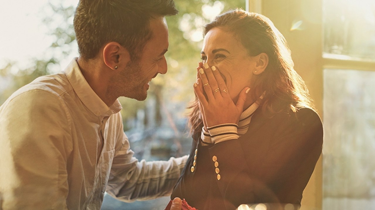 Frau präsentiert stolz ihren Verlobungsring, doch er ekelt alle an