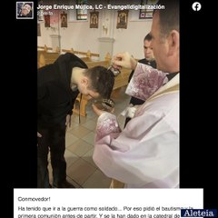 Un ragazzo si battezza nella cattedrale di Charkiv prima di andare in guerra