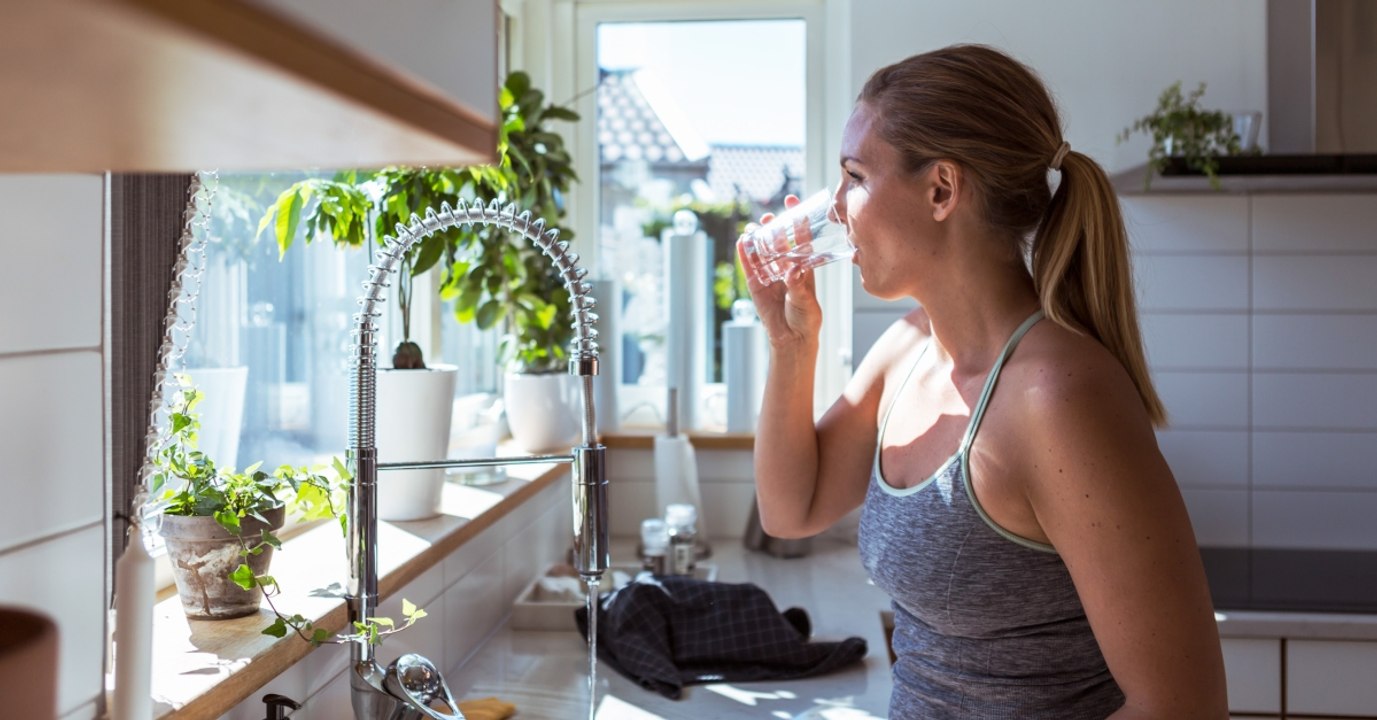 Aufgeräumt und nicht zu tief: Diese Tricks in der Küche helfen dir beim Abnehmen