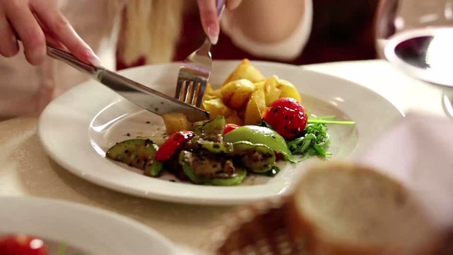 So wirken sich eure Essenszeiten auf euer Gewicht aus