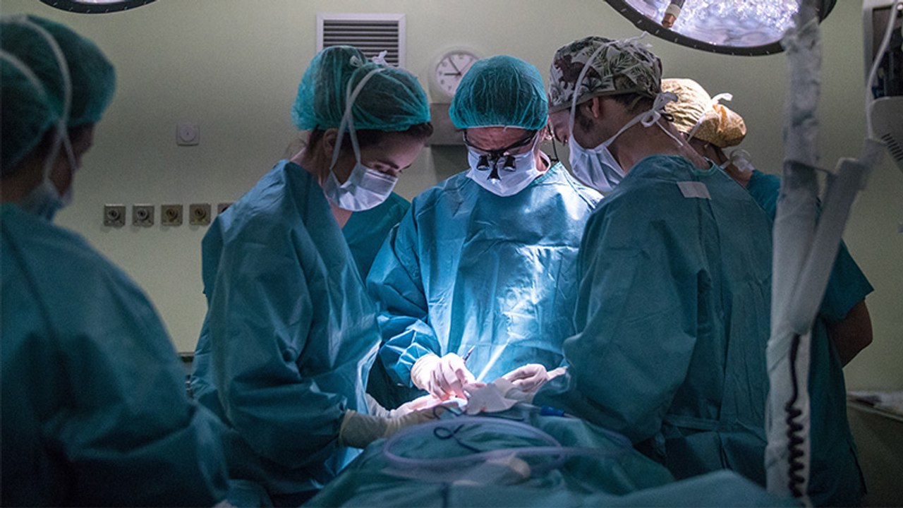 Not-OP wegen Zyste: Ärzte finden unerwartete Dinge im Bauch der Frau