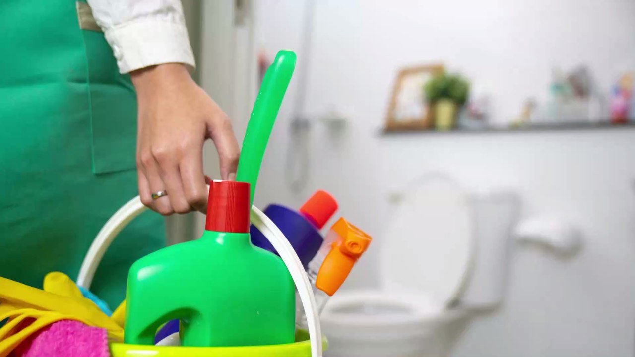 Here's how to easily clean your toilet