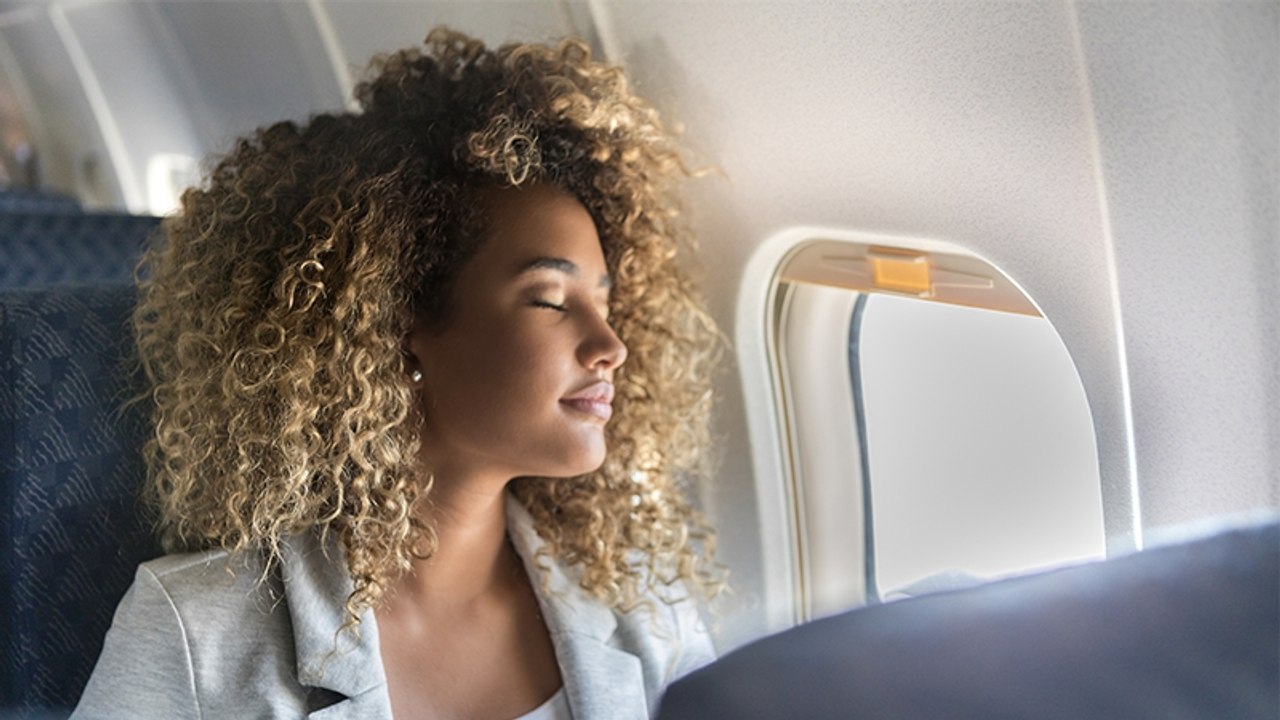 Frau schläft im Flugzeug ein, dann hat sie mit erschreckenden Folgen zu kämpfen