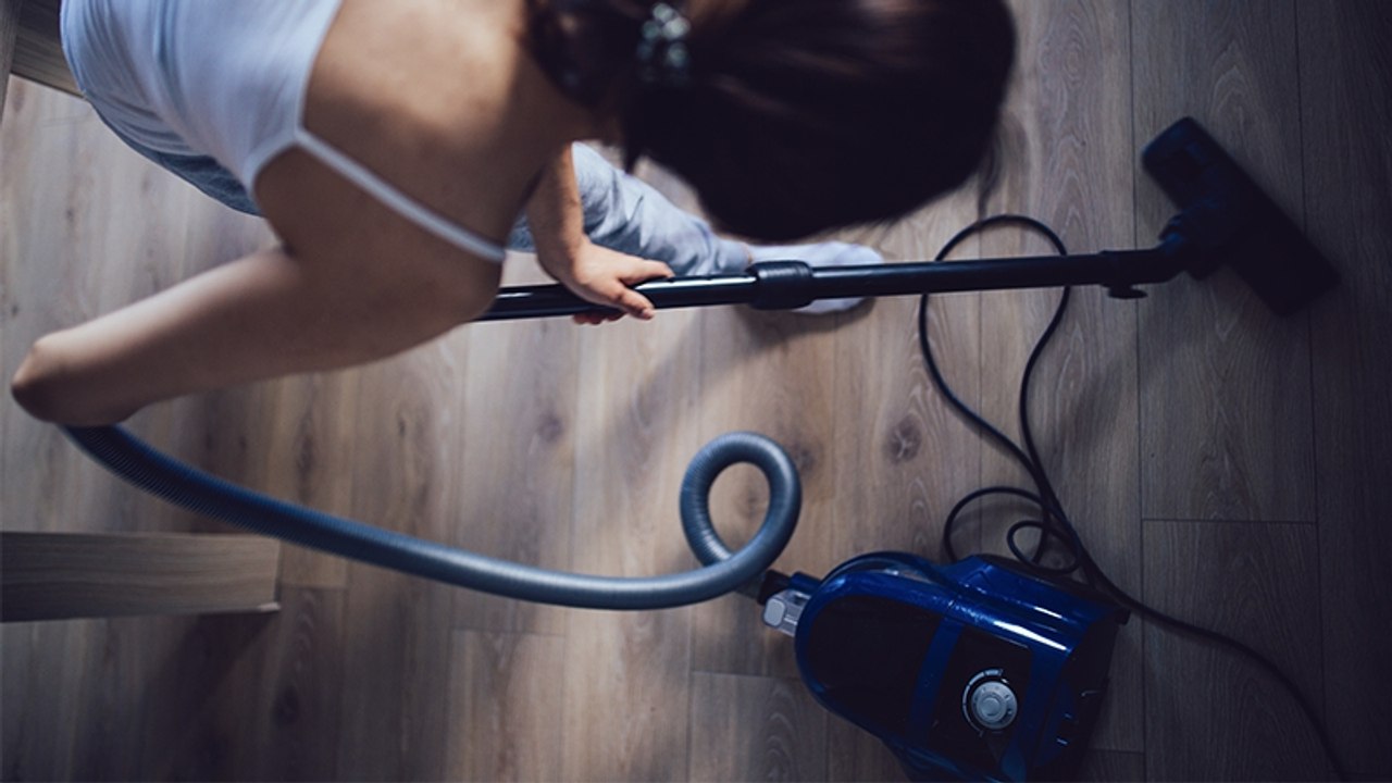 Periode 'absaugen': Zwei Frauen wollen ihre Periode verkürzen und greifen zum Staubsauger