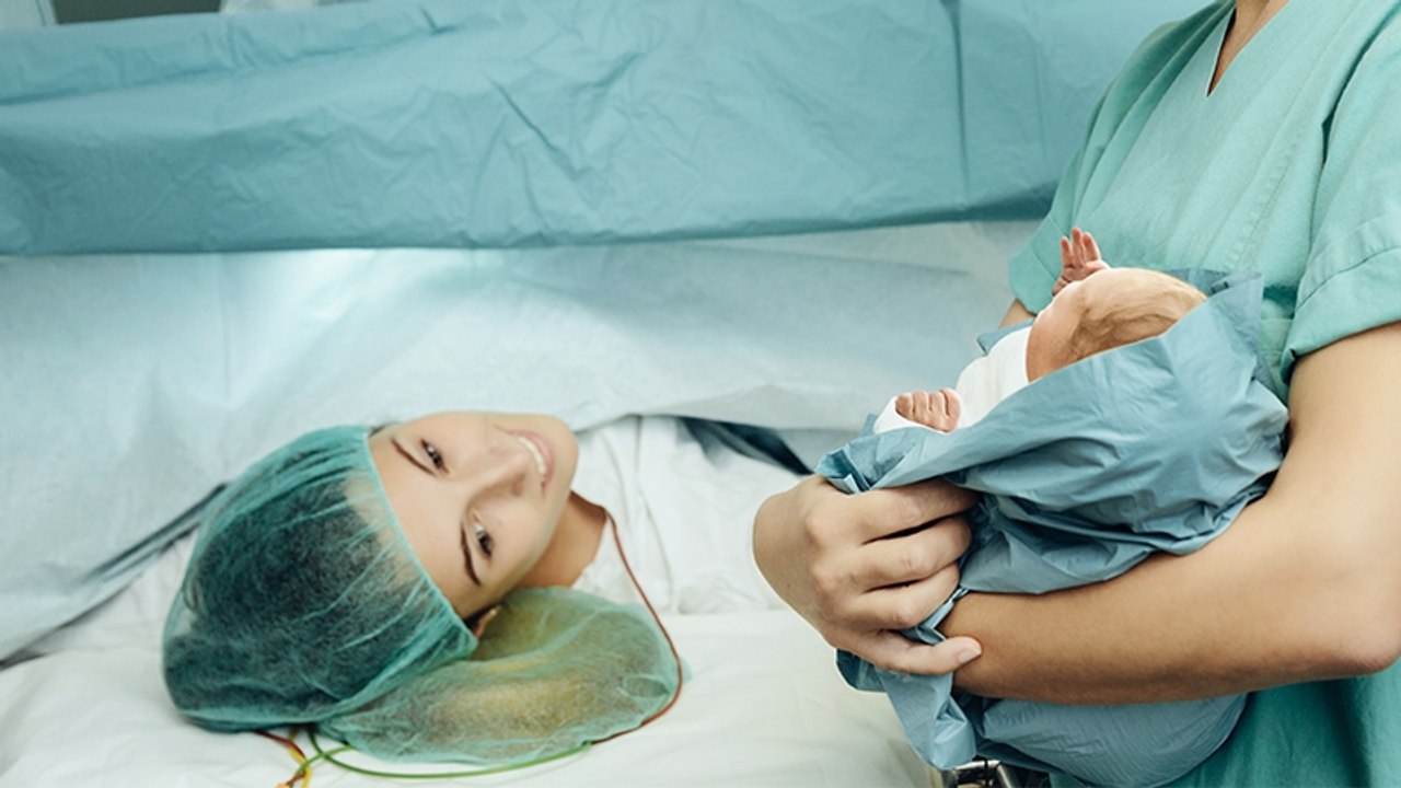 Schwiegermutter nutzt körperliche Schwäche nach der Geburt aus: Sie hintergeht die Mama aufs Heftigste