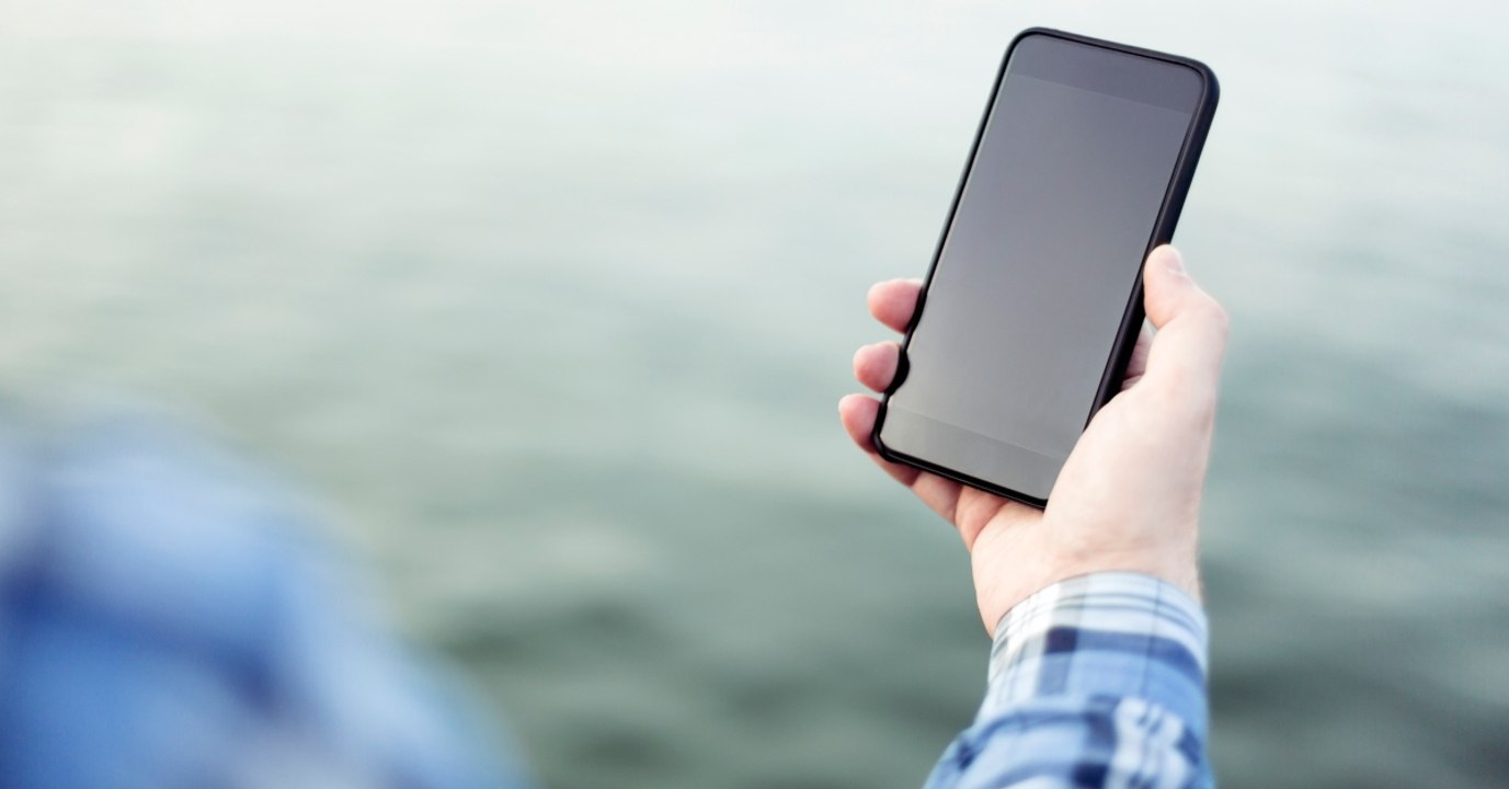 Ihr Handy fällt ins Wasser: Dann gibt es ihr das Meer auf besondere Weise zurück