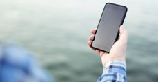 Ihr Handy fällt ins Wasser: Dann gibt es ihr das Meer auf besondere Weise zurück