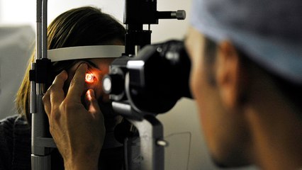 Geschwollenes Auge: Dann ist Augenarzt entsetzt, als er entdeckt, was sich darin befindet