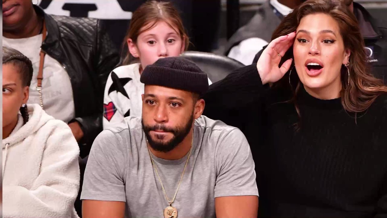 Ashley Graham proudly displays herself while pumping breast milk in a taxi!