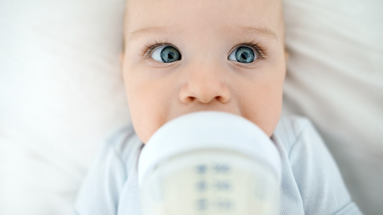 Die Muttermilch dieser Frau ist blau, um ihr Baby zu beschützen
