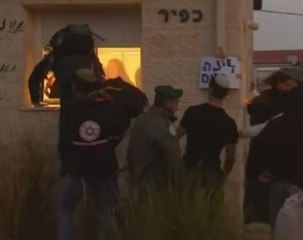 Settlers plan for showdown as they block a row of redroof houses slated for eviction