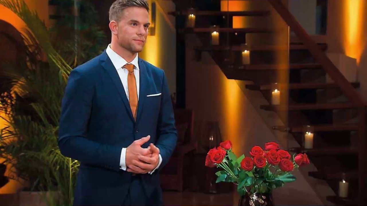 Weil er aus dem Osten kommt: Bachelor Sebastian attackiert Mann mit riesigem Vogel