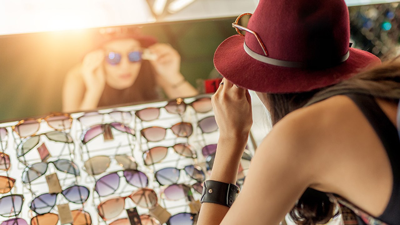 So sehr kann es deinen Augen schaden, wenn du die falsche Sonnenbrille trägst